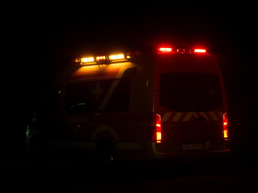 Ambulância de resgate médico à noite com luzes suaves